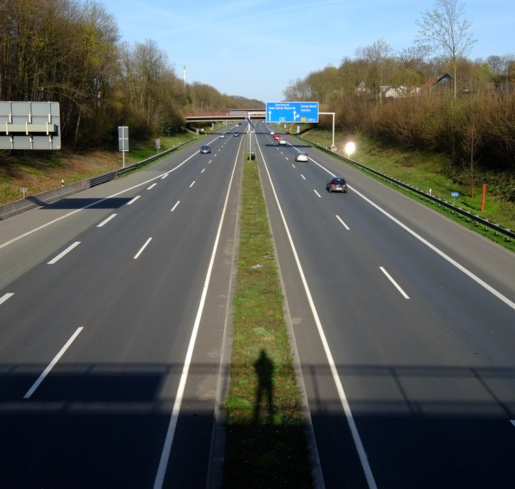 Eine Autobahn wird durch ein Grünstreifen getrennt