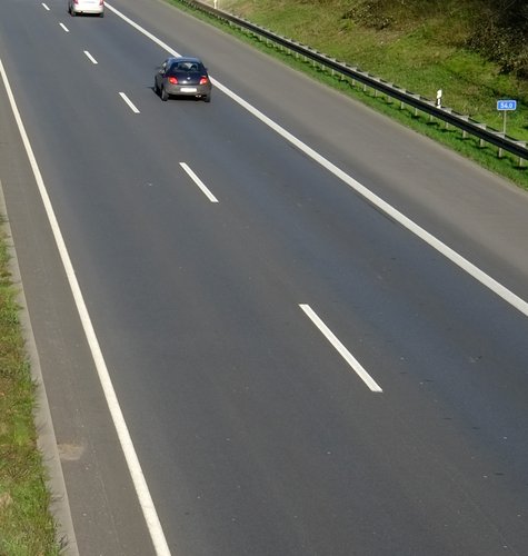 Zwei Autos fahren über die Autobahn