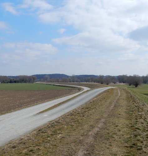 Straßenverlauf teilt sich im ländlichen Raum