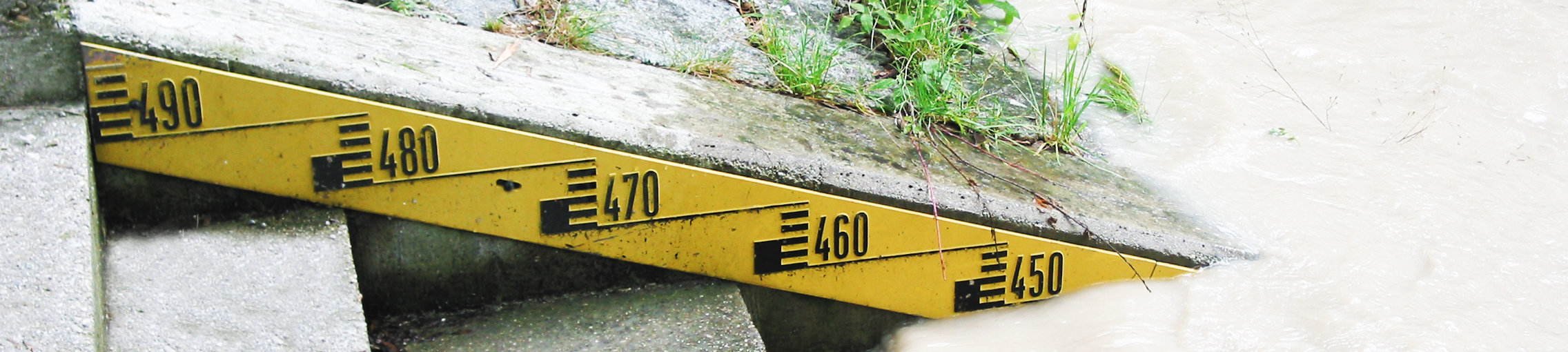 Wasserstand auf Skala bei 4,50 Meter