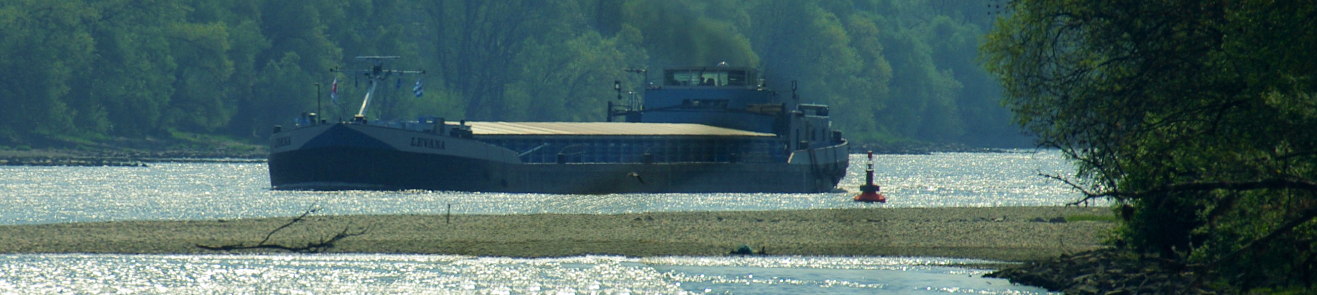 Ein Schiff fährt durch eine Wasserstraße